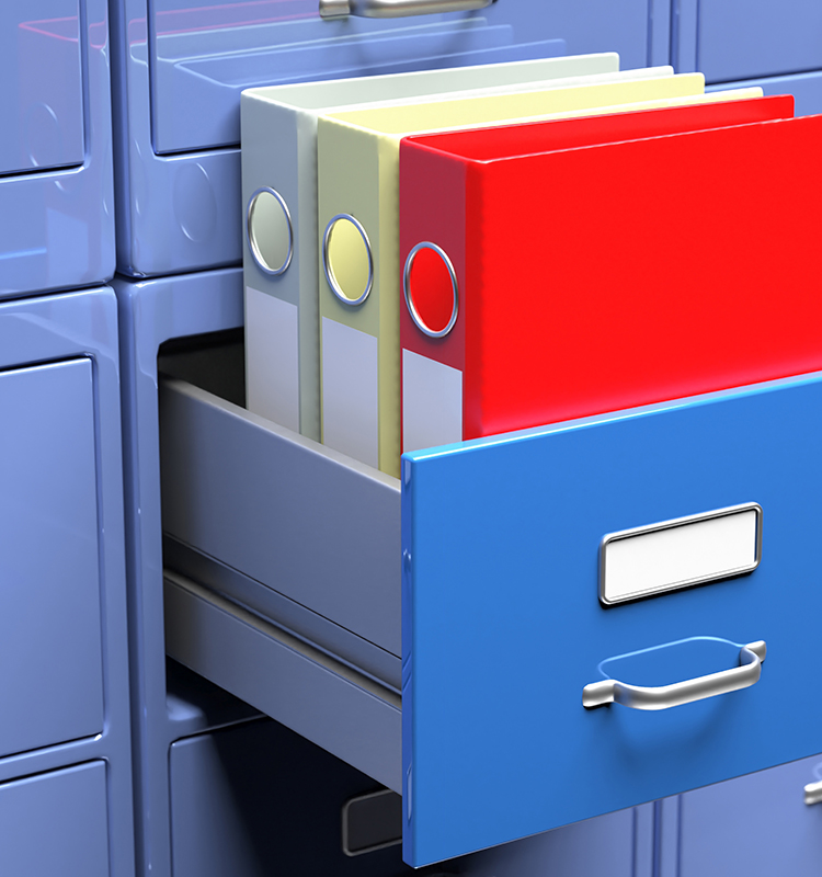 Blauer Aktenschrank mit offener Schublade. Darin stehen zwei gelbe und ein roter Aktenordner.