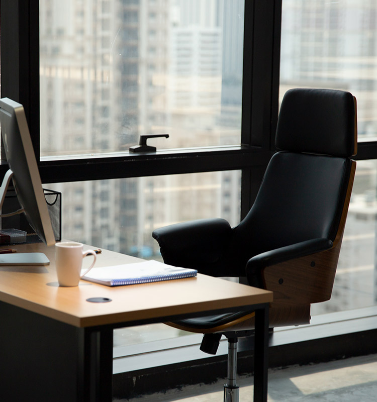 Ein Büro Arbeitsplatz im Obergeschoss am Fenster.